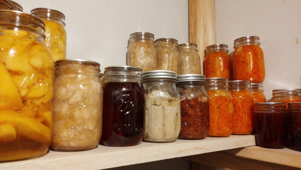 canned-food-pantry