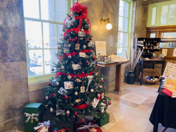 museum-christmas-tree