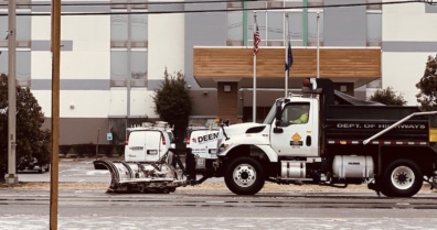 A state truck plows snow on Fort Campbell Boulevard near Skyline Drive. (Hoptown Chronicle photo by Jennifer P. Brown)