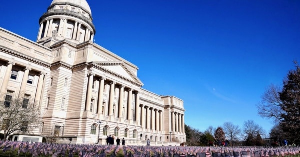 Kentucky Capitol w flags
