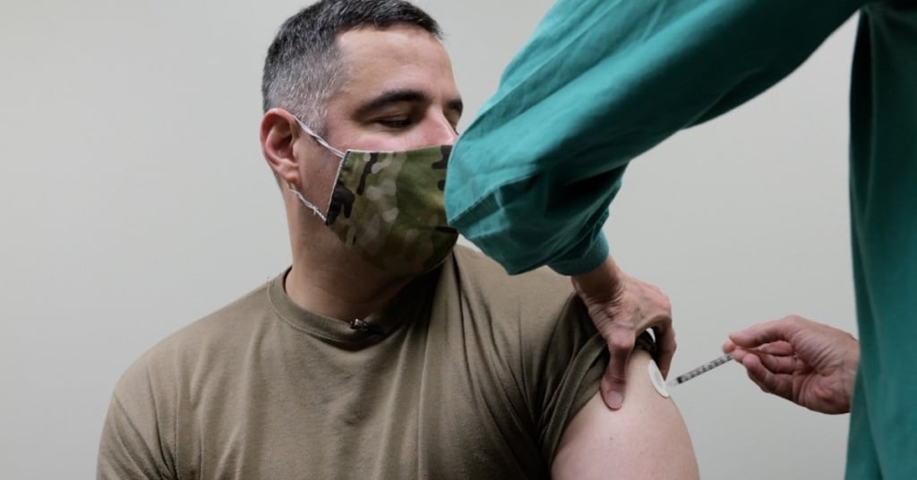 fort campbell soldier receives vaccination