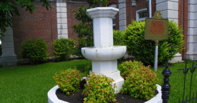 A fountain erected as a memorial to Confederate Col. Thomas Woodward sits on the front lawn of the Christian County Courthouse in Hopkinsville. (Photo by J. Stephen Conn | CC BY-NC)