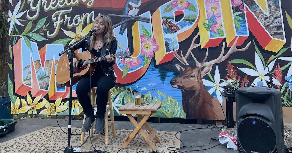 An artist performs at the Oasis Cabin Resort in Maupin, Oregon. (Photo courtesy of the Oasis Cabin Resort)