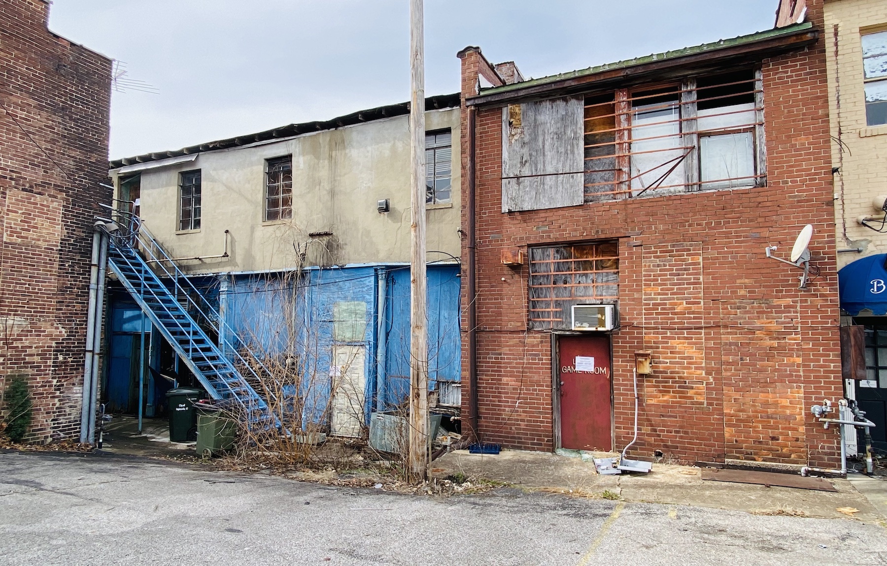 The backside of the former Holland Opera House and Lee's pool hall are adjacent to the Hopkinsville Municipal Center's main parking lot. The degree of decay in both buildings is clearly visible to anyone who has business in city hall and uses the South Virginia Street entrance. (Hoptown Chronicle photo by Jennifer P. Brown)