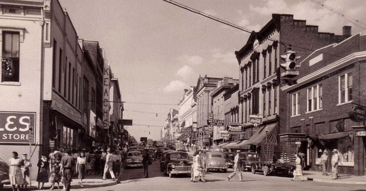 A 1940s postcard image of downtown Hopkinsville includes Holland's Opera House, the three-story building with the Coca-Cola sign on the right. (From the collection of Museums of Historic Hopkinsville-Christian County)