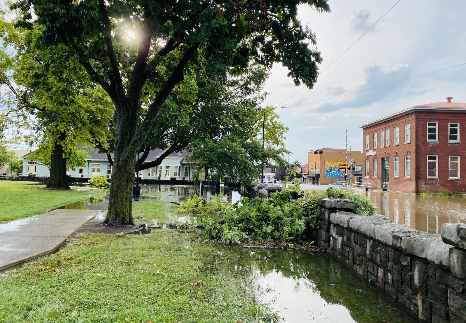 Storm damages buildings in downtown Hopkinsville