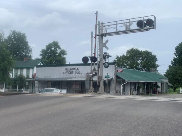Glendale antique mall exterior