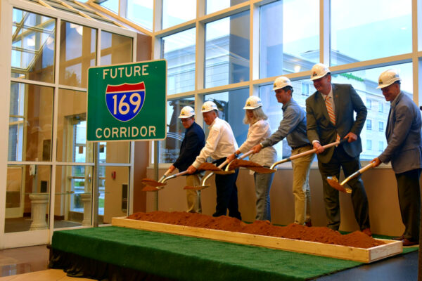 I169-shovels-2