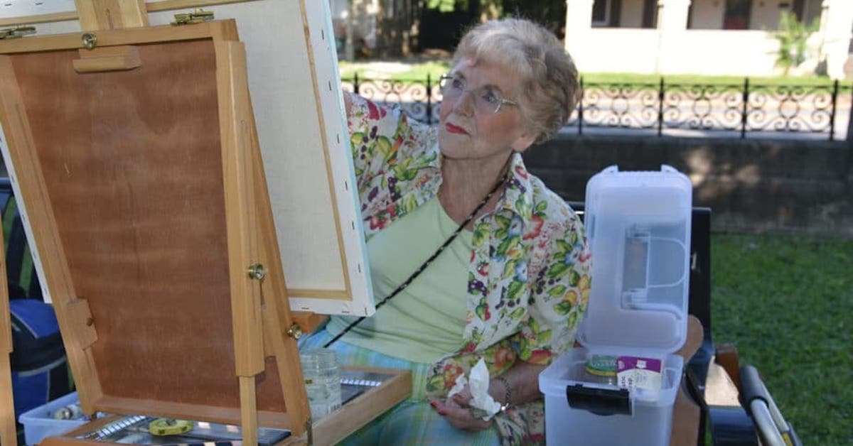 Hopkinsville Art Guild member Carolyn Self begins a painting at Virginia Park, where she met a group of artists on July 27, 2019, for a plein air session. (Hoptown Chronicle photo by Jennifer P. Brown)