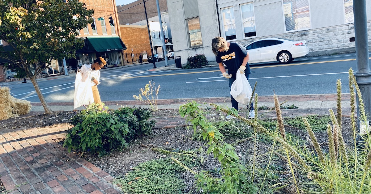 Scar Venable and Carol Kirves collected trash Monday, Sept. 25, in Founders Square. Scar's father, Michael Venable, owns an insurance agency downtown, and Kirves and her husband, Tony Kirves, own Southern Exposure Photography, also downtown. (Hoptown Chronicle photo by Jennifer P. Brown)