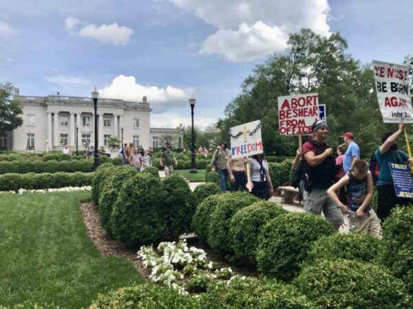 covid protestors