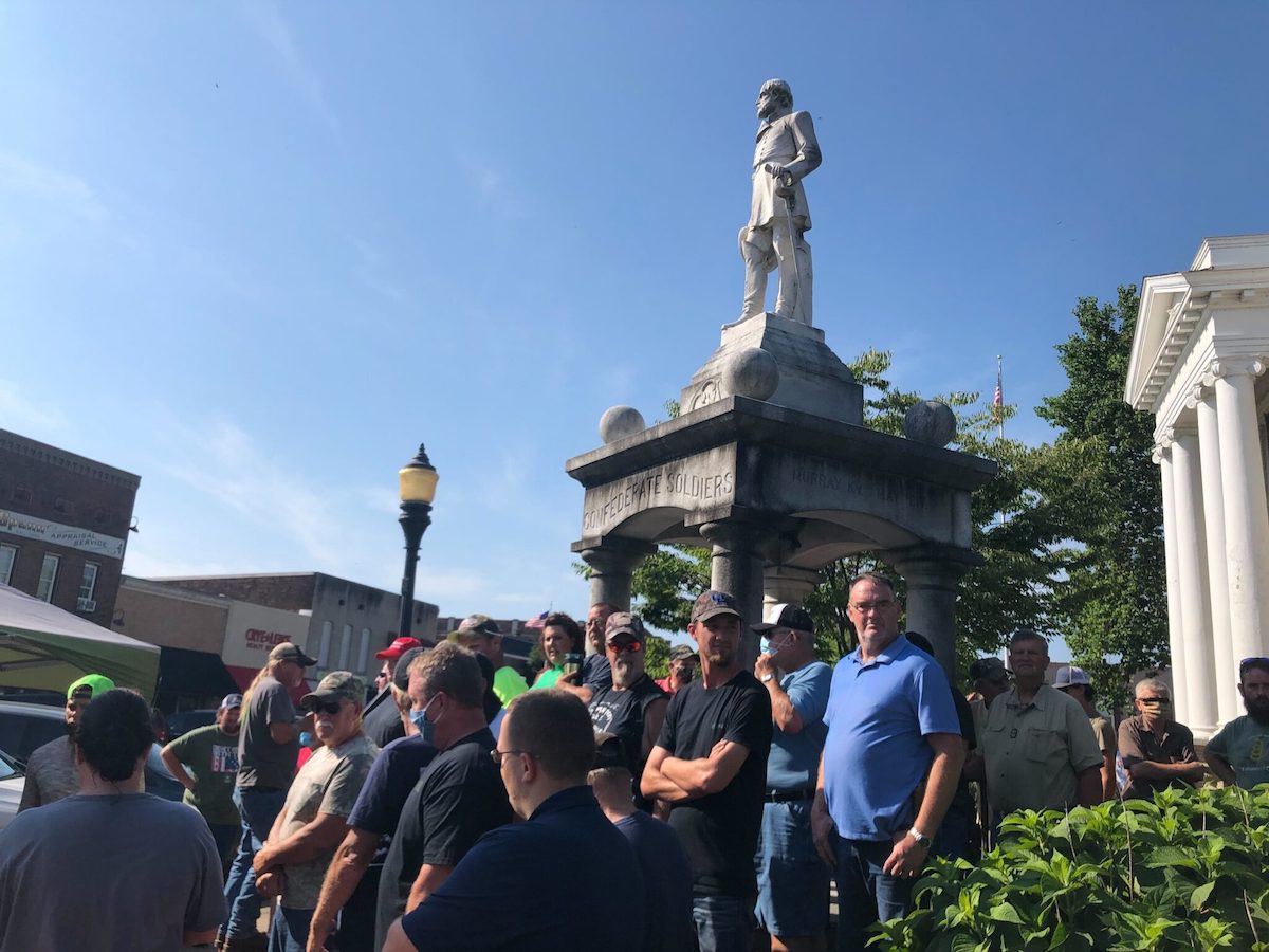 Defenders of the Robert E. Lee statue gathered around it in July 2020. The Calloway County Courthouse is on the right. (Photo by Liam Niemeyer)