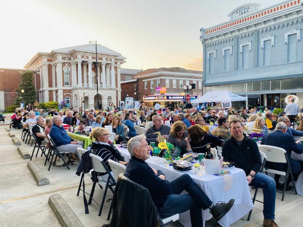 Tables for the Picnic with the Pops audience filled Arthur Plaza at Sixth and Main streets on May 7, 2021. (Hoptown Chronicle photo by Jennifer P. Brown)