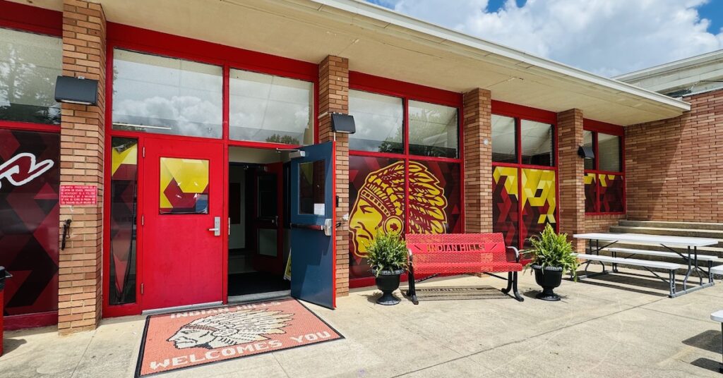 Entrance of Indian Hills Elementary School on May 18, 2024. (Hoptown Chronicle photo by Jennifer P.  Brown)