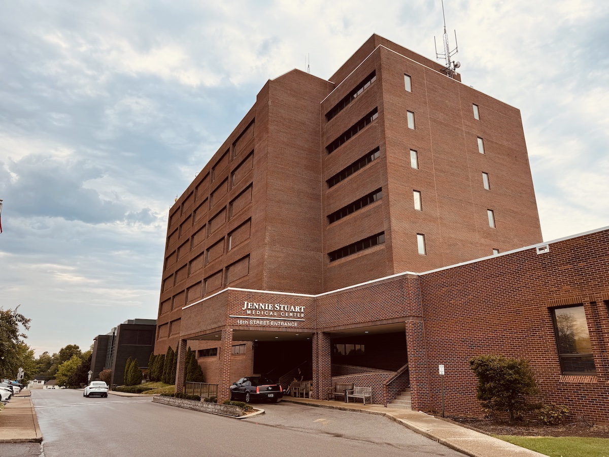 The 18th Street entrance to Jennie Stuart Medical Center. (Hoptown Chronicle by Jennifer P. Brown)