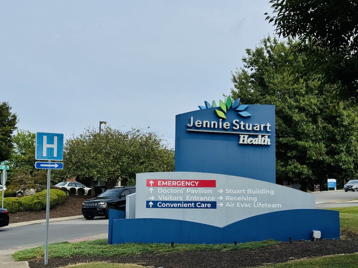 Jennie Stuart Health signage on Canton Street. (Hoptown Chronicle photo by Jennifer P. Brown)