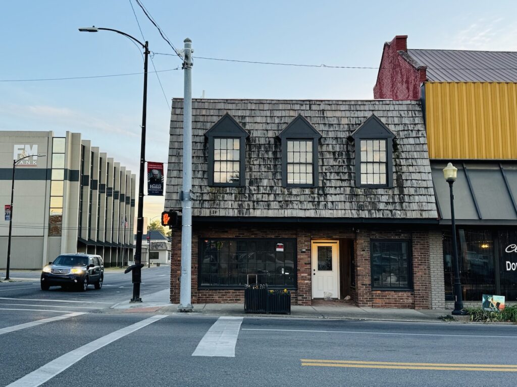 book & bottle shop building exterior in downtown hopkinsville