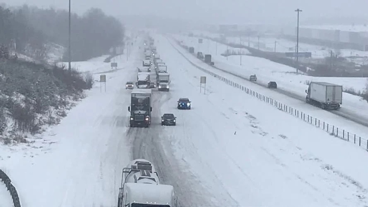 Snow-covered roads Sunday on Interstate 65 in Bullitt County. (Kentucky Transportation Department photo)