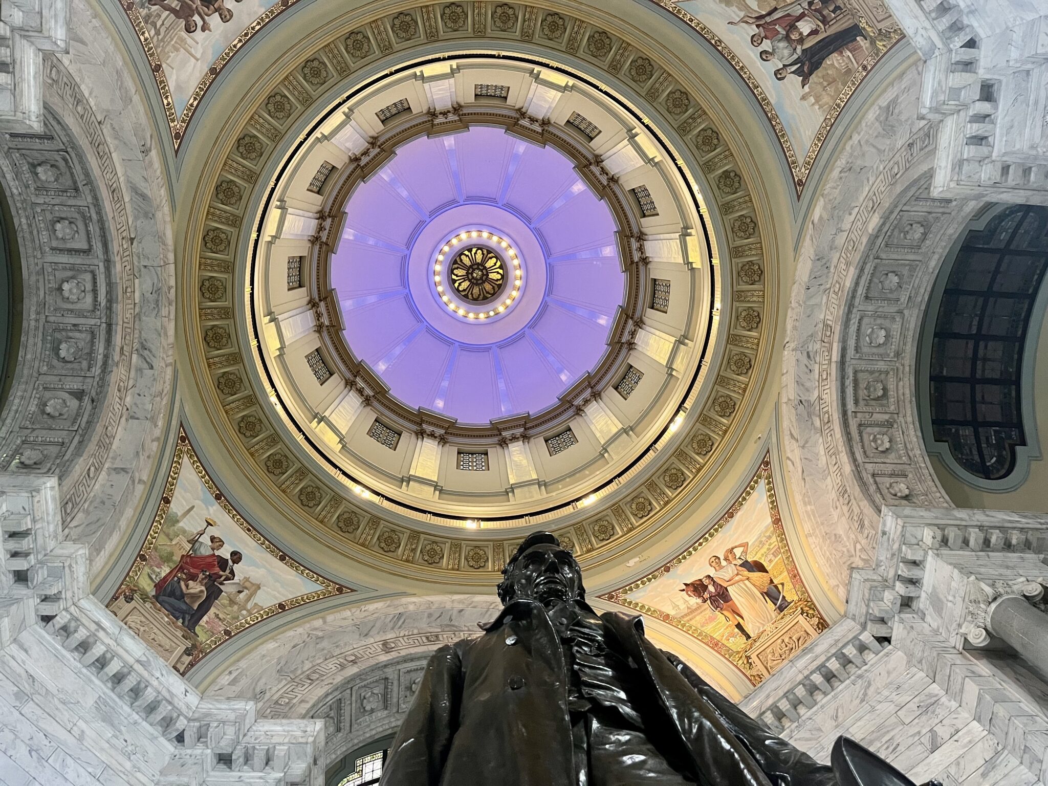 capitol torunda and lincoln statue