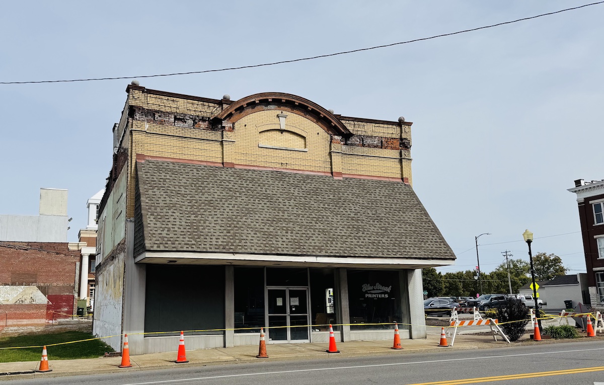 The Blue Streak Printers building on East Ninth Street, cordoned off with caution tape following an inspection that said the structure was in "imminent danger of collapse." (Hoptown Chronicle photo by Jennifer P. Brown)