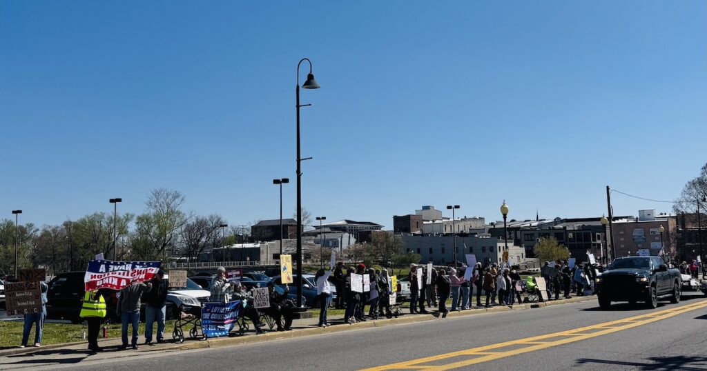hopkinsville protesters lining street