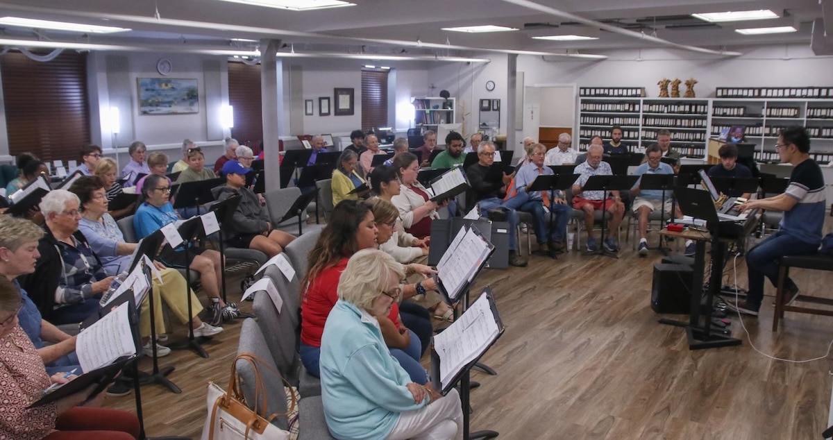 Singers with the Hopkinsville Chamber Orchestra and Chorus rehearse ahead of the group's concert on Saturday, June 20. (WKMS photo by Hannah Saad)