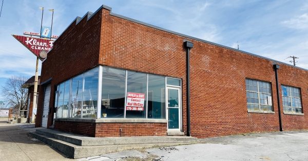 This building, a former automobile garage on South Virginia Street between Sixth and Seventh streets, is slated for a renovation to create space for a pizza restaurant that will be named The Crusty Pig. (Hoptown Chronicle photo by Jennifer P. Brown)