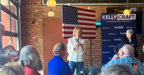 Former United Nations Ambassador Kelly Craft speaks to a crowd at Impellizzeri’s Pizza in Elizabethtown. (Kentucky Lantern photo by McKenna Horsley)