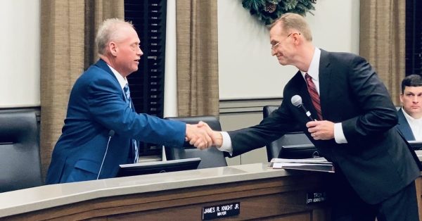 Mayor-elect James R. Knight Jr. (left) shakes hands with Christian Circuit Judge Andrew Self after being sworn into office on Thursday, Dec. 29, 2022, at the Hopkinsville Municipal Center. (Hoptown Chronicle photo by Jennifer P. Brown)