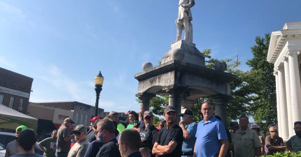 Defenders of the Robert E. Lee statue gathered around it in July 2020. The Calloway County Courthouse is on the right. (Photo by Liam Niemeyer)