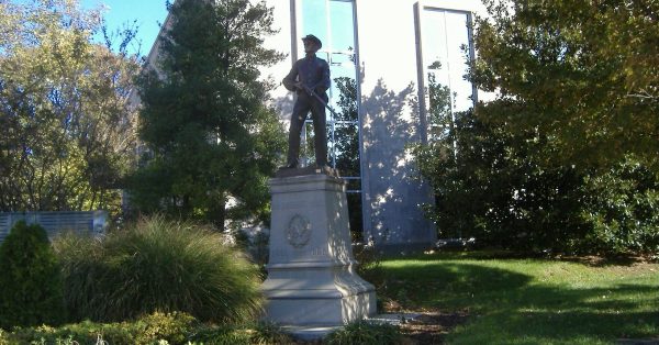 The statue of a Confederate soldier has been on the lawn of the courthouse in Daviess County since 1900. (Photo by C. Benford Crenshaw, Wikimedia)