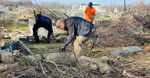 Retired Hopkinsville businessman Tim Moore uses a chainsaw in Pembroke’s Rosedale Cemetery on Tuesday, Dec. 14, 2021. (Photo by Jennifer P. Brown, Hoptown Chronicle)