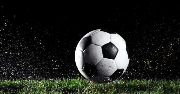Soccer-ball-motion-grass-Homepage-blog-arts-2010