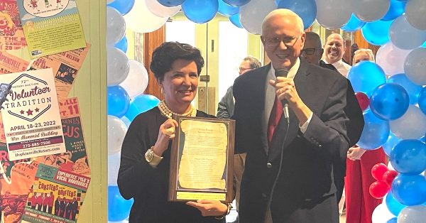 Dan Kemp, United Way campaign co-chair, presents the J. William Flowers Award to Elizabeth McCoy at the Pennyroyal Area Museum on Monday, April 11, 2022. (United Way photo)