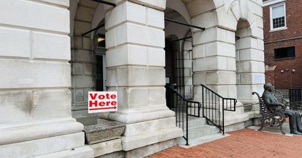 A sign directs voters to the absentee polling place inside the Christian County Courthouse for the 2024 primary. (Hoptown Chronicle photo by Jennifer P. Brown)