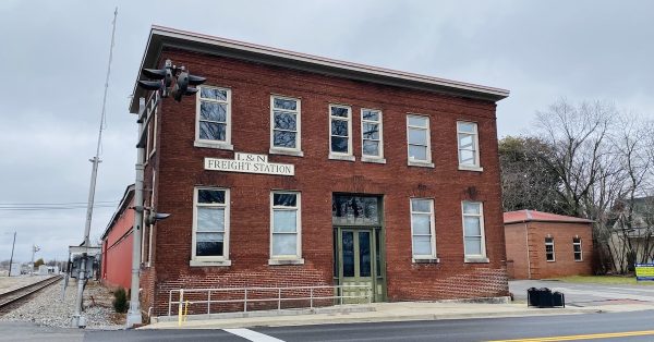 The L&N Freight Station was constructed in 1905. It faces East Ninth Street. (Hoptown Chronicle photo by Jennifer P. Brown)