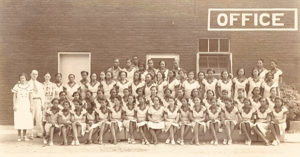 Baus Manufacturing Co. employees and owners at the company's factory on First Street. (Photo from the collection of the Museums of Historic Hopkinsville-Christian County)