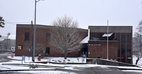 The Hopkinsville-Christian County Public Library at Ninth and Bethel streets. (Hoptown Chronicle photo by Jennifer P. Brown)