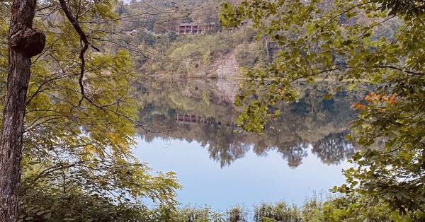 A September 2020 view of the lodge at Pennyrile Forest State Resort Park reflected in the park's lake. (Photo by Jennifer P. Brown)