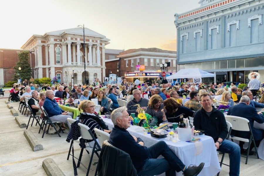 Tables for the Picnic with the Pops audience filled Arthur Plaza at Sixth and Main streets on May 7, 2021. (Hoptown Chronicle photo by Jennifer P. Brown)